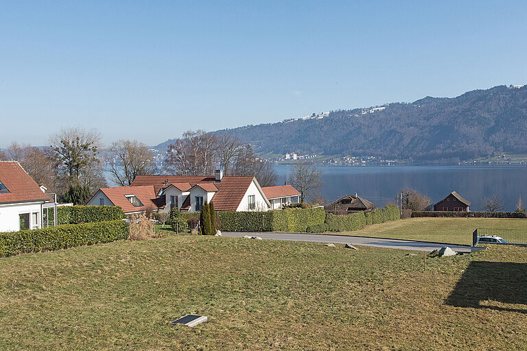 Parcelle constructible de 1693 m2 pour une villa prestigieuse avec de superbes vues sur le lac  - 6343 Risch
