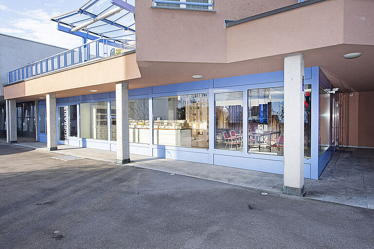 Spazio negozio/ufficio con locale deposito in posizione centrale  - 6343 Rotkreuz