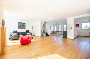Totally renovated 6.5 room row house in a sought-after location on Lüssirain in Zug